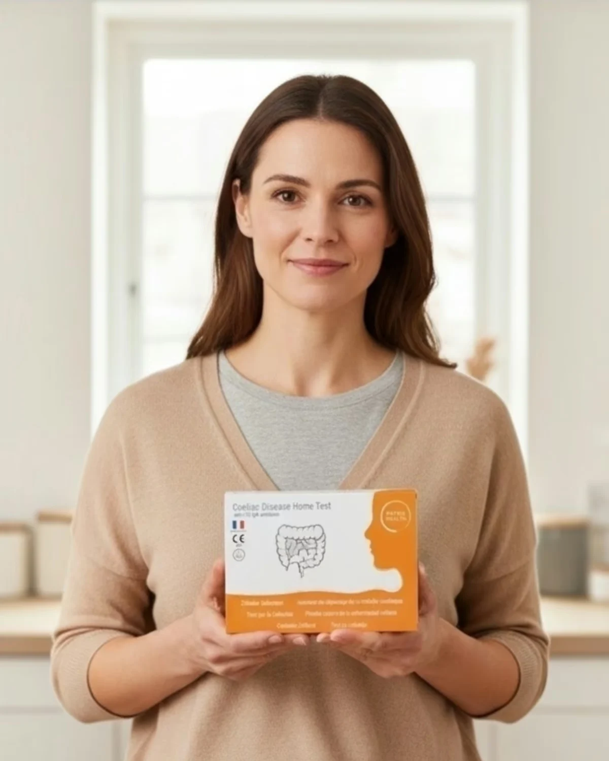 Vrouw in haar keuken met de Coeliakie Zelftest van Patris Health in de hand
