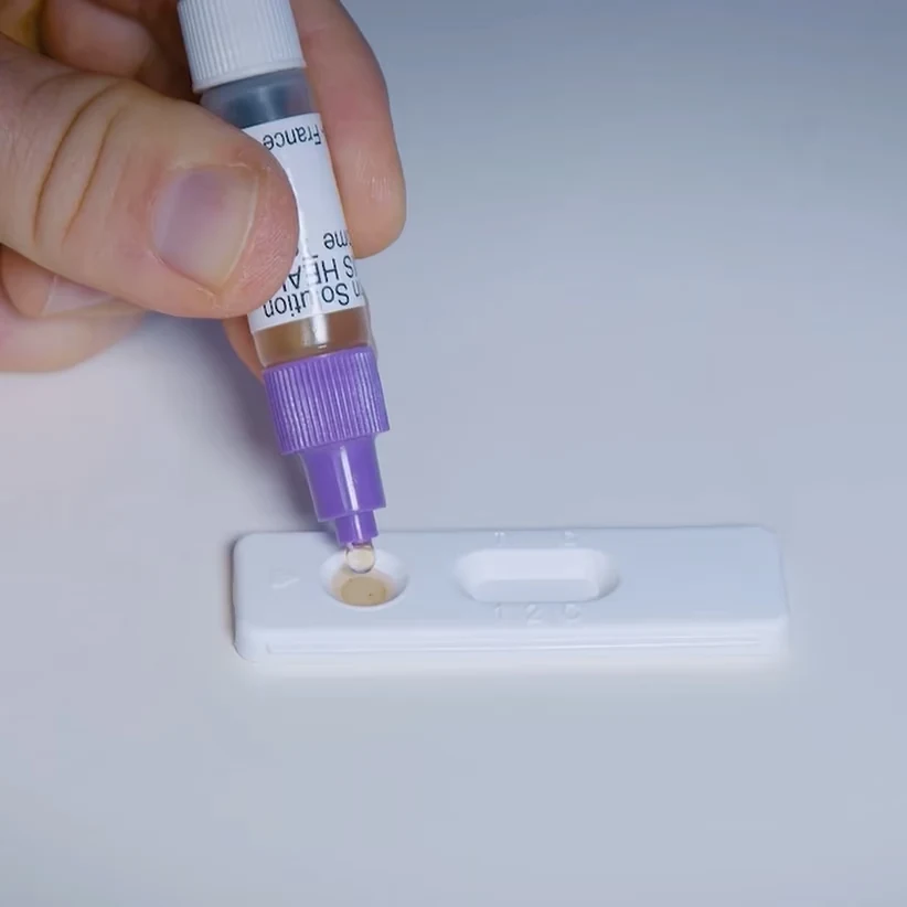 Immunochemische Fecale Occult Bloedtest van Patris Health – stap 3, druppels extract in het monsterputje van het testapparaat