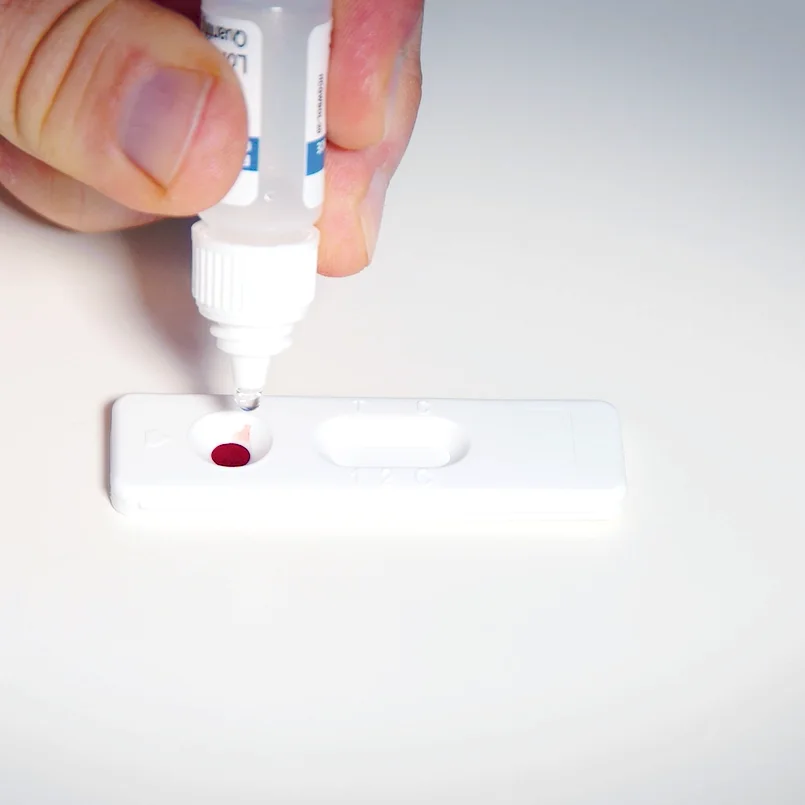 De test uitvoeren: druppels verdunningsmiddel toevoegen aan het testapparaat